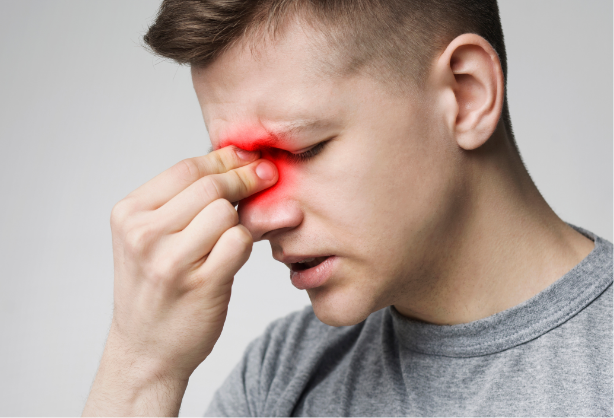 Vīrietis tur degunu.