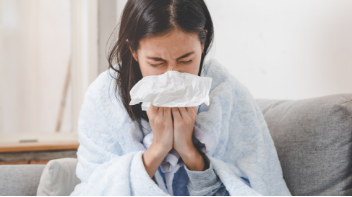 Sieviete notīra degunu ar salveti