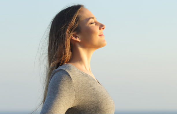 Sieviete brīvi elpo.