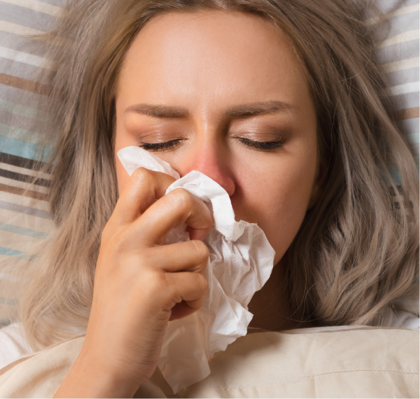 Sieviete ar salveti aizsedz degunu.