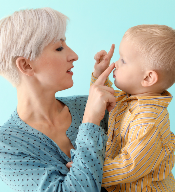 Sieviete tur savu bērnu.