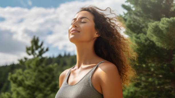 Sievietes attēls, kas elpo svaigu gaisu.