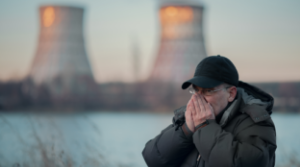 Vīrietis aizsedz degunu piesārņotā vidē.