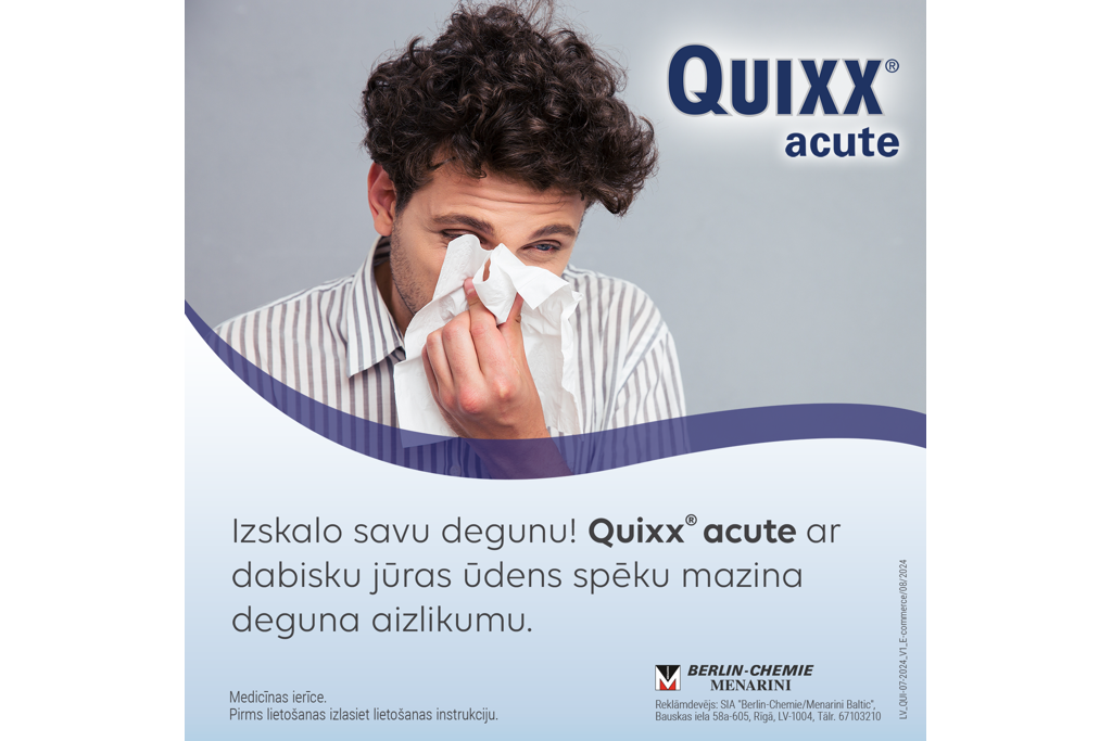 Vīrietis notīra degunu ar salveti.