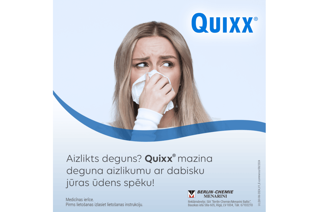 Sieviete ar salveti aizsedz degunu.