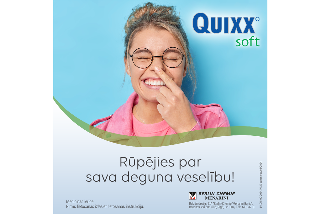 Laimīga sieviete pieskaras degunam