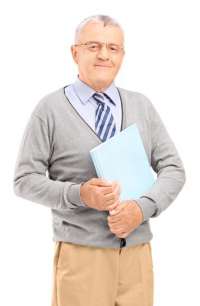 Vīrietis tur rokās papīru.